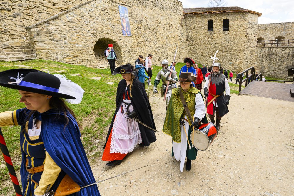 Na Hrade Ľubovňa otvorili letnú sezónu s obnovenými vojenskými kasárňami
