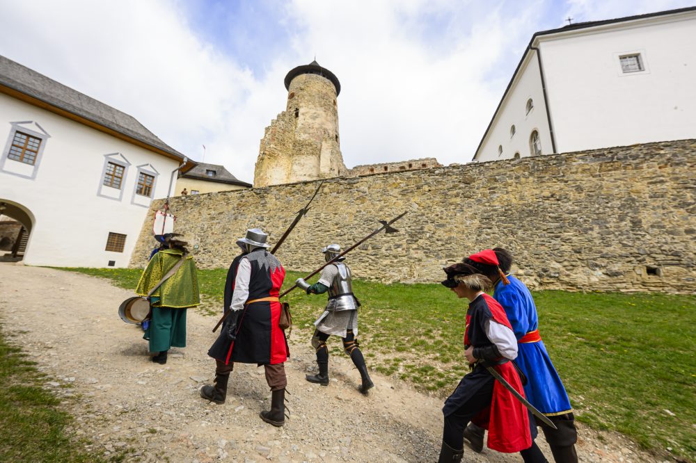 Na Hrade Ľubovňa otvorili letnú sezónu s obnovenými vojenskými kasárňami
