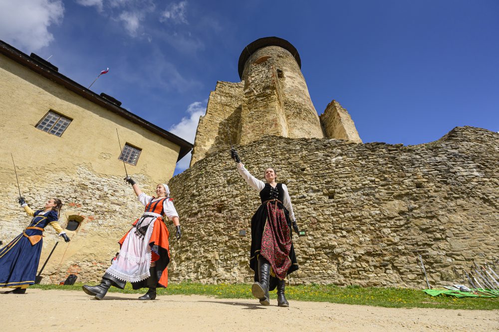 Na Hrade Ľubovňa otvorili letnú sezónu s obnovenými vojenskými kasárňami