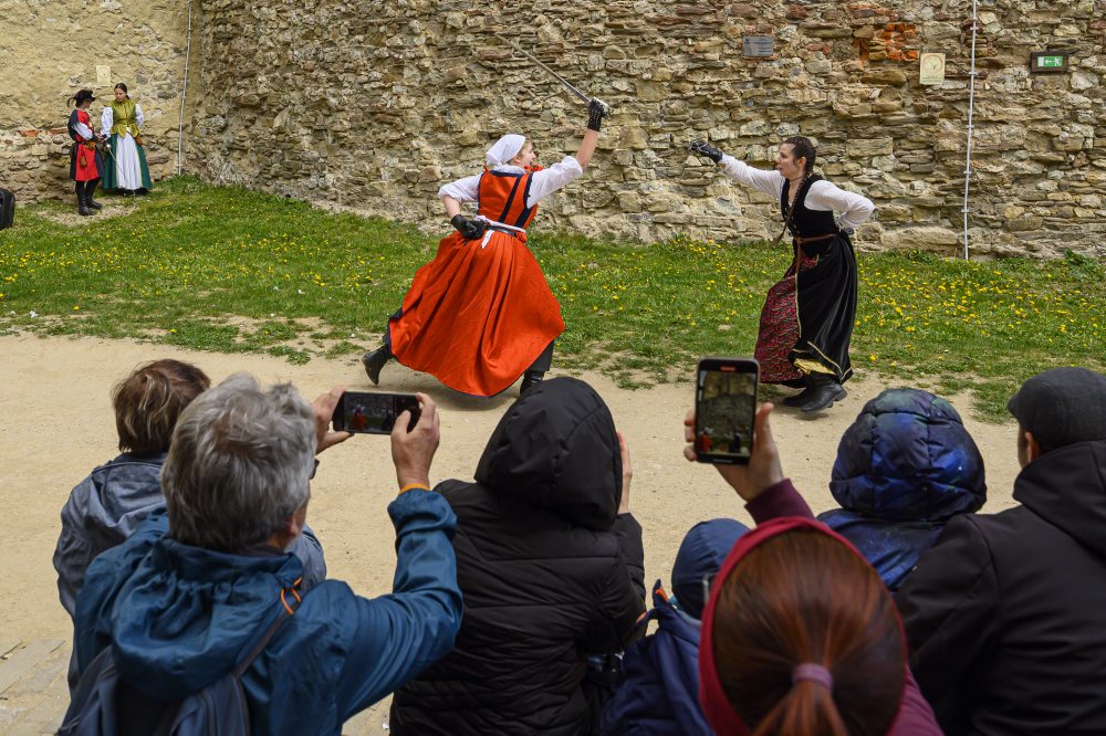 Na Hrade Ľubovňa otvorili letnú sezónu s obnovenými vojenskými kasárňami