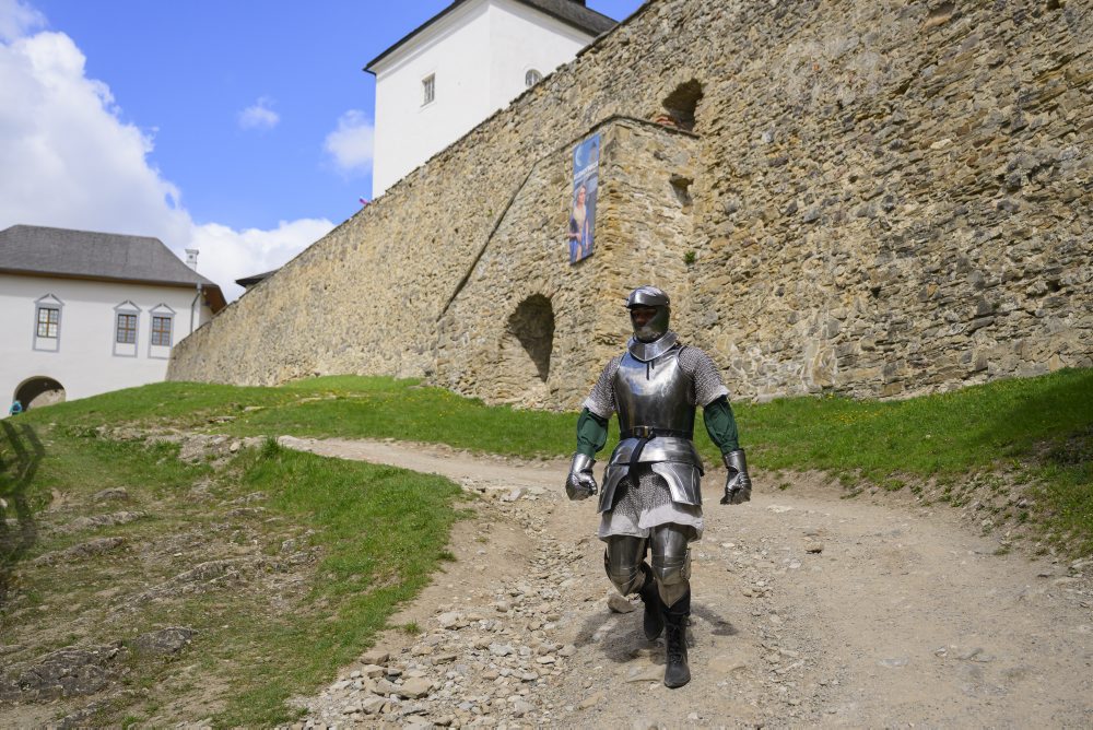 Na Hrade Ľubovňa otvorili letnú sezónu s obnovenými vojenskými kasárňami
