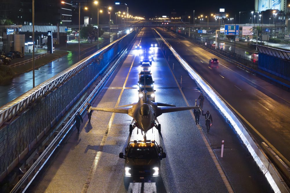 Presun stíhačky F16 na uzavretej diaľnici z veľtrhu IDEB Defence & Security v Inchebe na letisko Milana Rastislava Štefánika v Bratislave