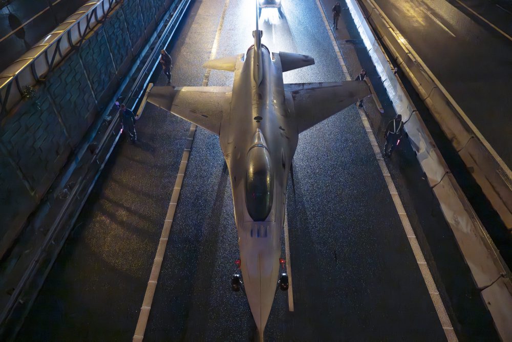 Presun stíhačky F16 na uzavretej diaľnici z veľtrhu IDEB Defence & Security v Inchebe na letisko Milana Rastislava Štefánika v Bratislave