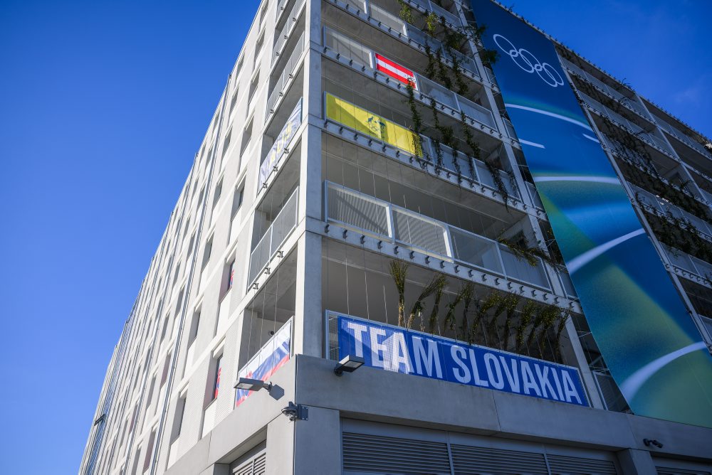 Olympijská dedina v Miláne žila vo štvrtok pochodňou