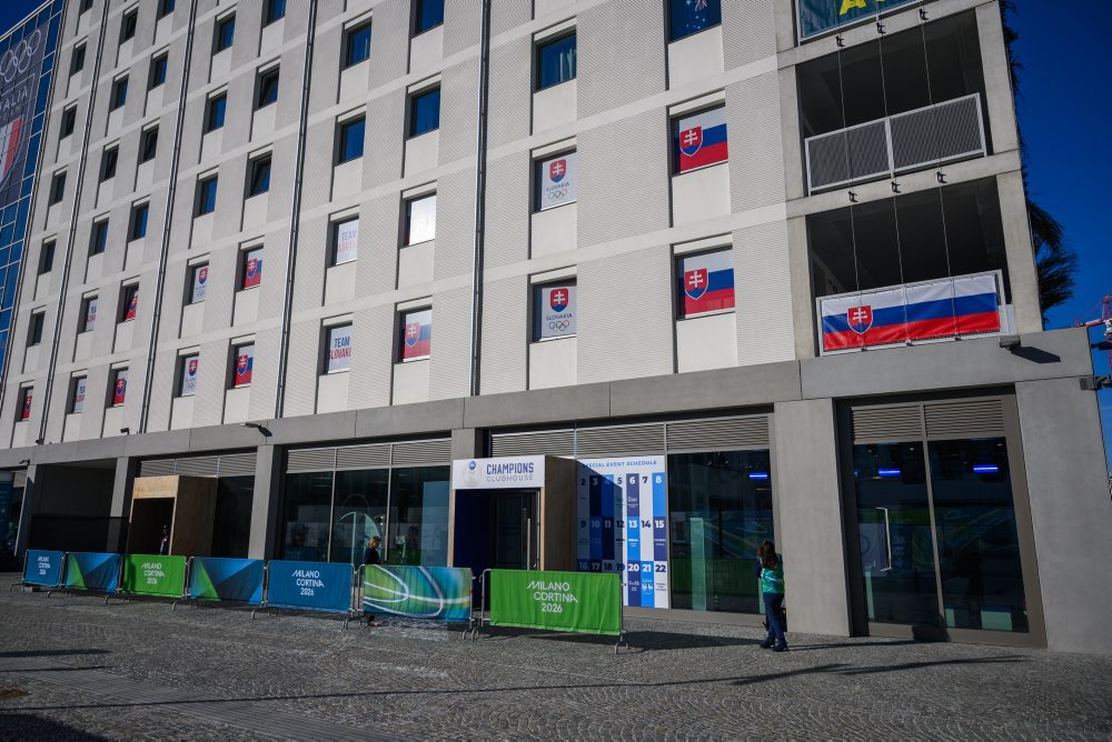 Olympijská dedina v Miláne žila vo štvrtok pochodňou