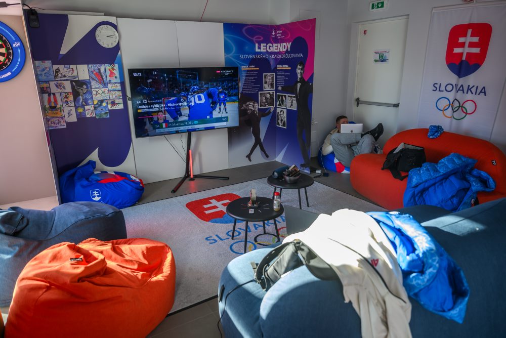 Olympijská dedina v Miláne žila vo štvrtok pochodňou