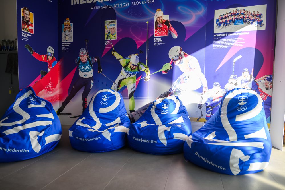 Olympijská dedina v Miláne žila vo štvrtok pochodňou