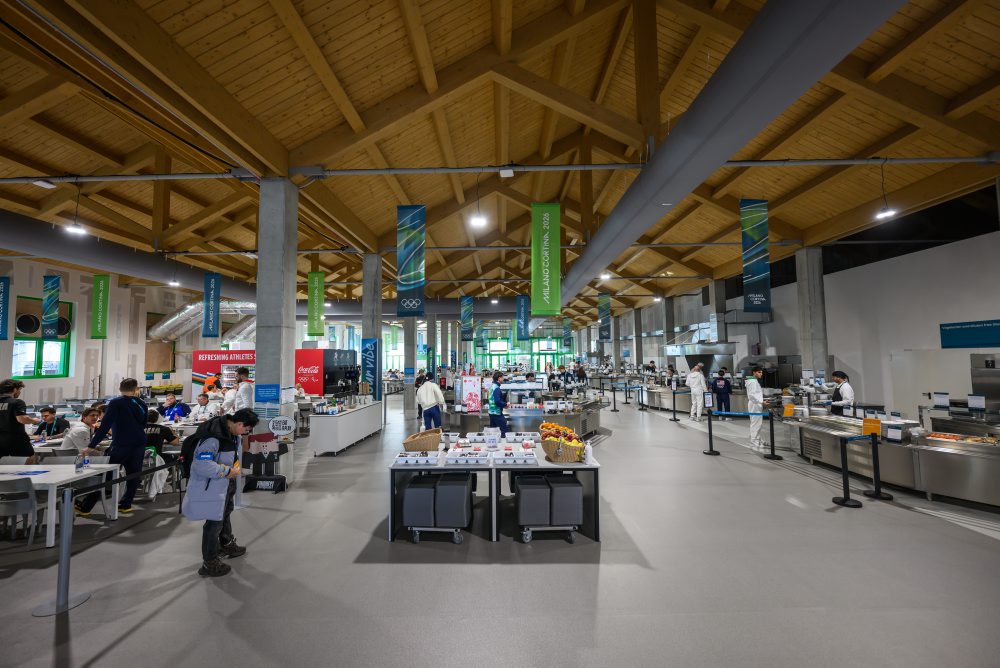 Olympijská dedina v Miláne žila vo štvrtok pochodňou