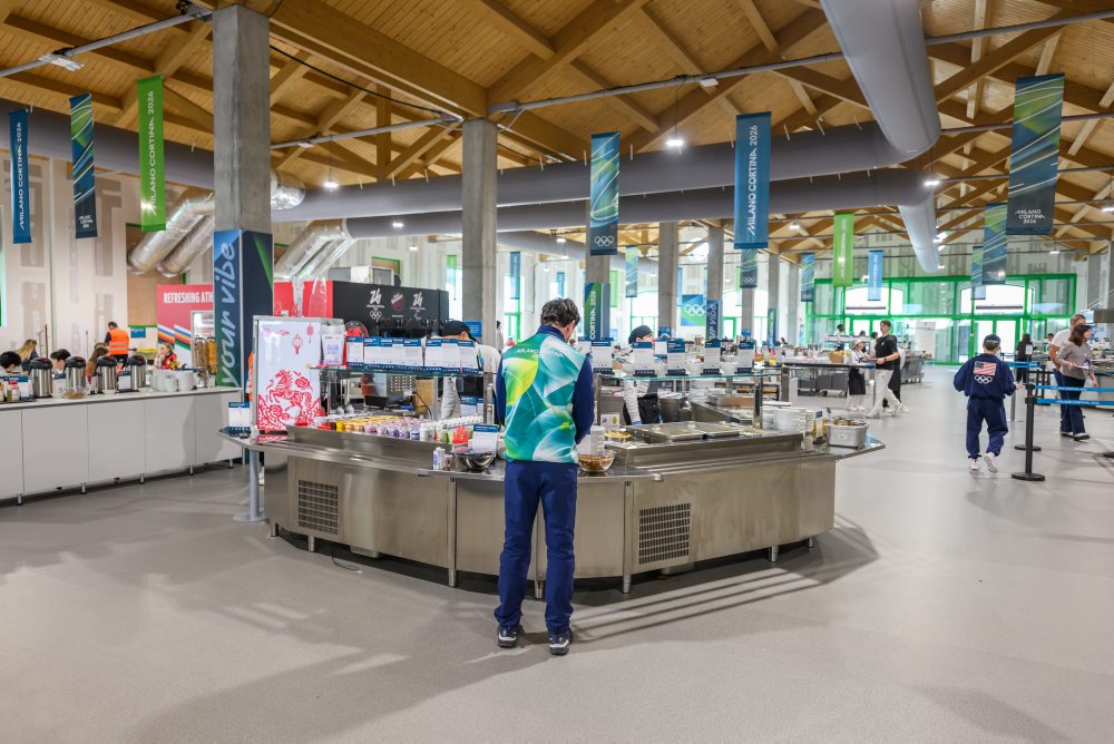 Olympijská dedina v Miláne žila vo štvrtok pochodňou