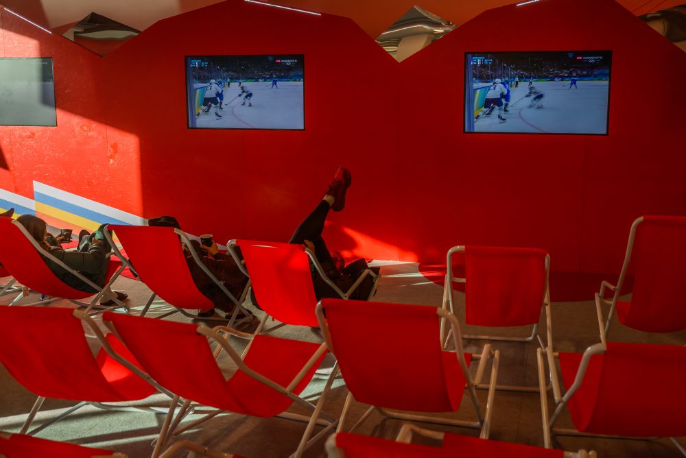 Olympijská dedina v Miláne žila vo štvrtok pochodňou