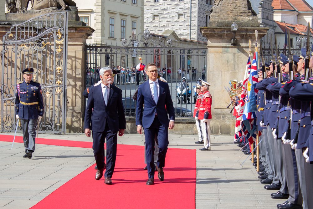 Fínsky prezident Alexander Stubb pricestoval na návštevu Česka, na Pražskom hrade ho prijal prezident Petr Pavel
