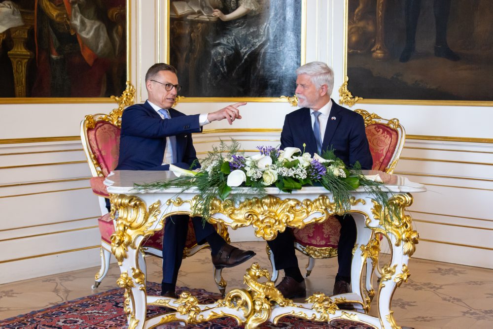 Fínsky prezident Alexander Stubb pricestoval na návštevu Česka, na Pražskom hrade ho prijal prezident Petr Pavel
