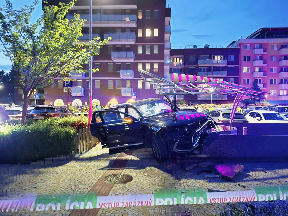 V Petržalke na Lužnej ulici narazilo auto do fontány
