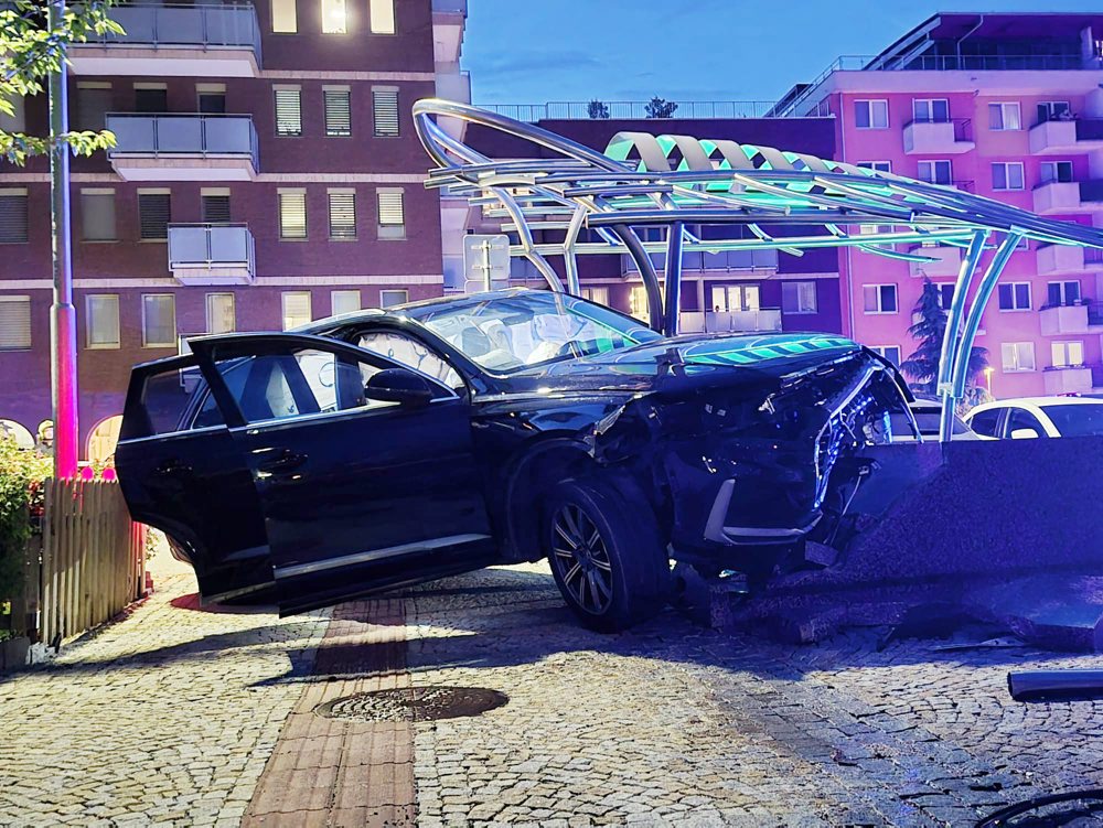 V Petržalke na Lužnej ulici narazilo auto do fontány