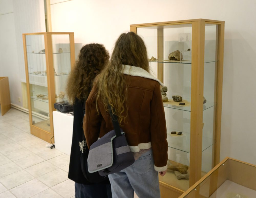 Výber minerálov, hornín a skamenelín pochádzajúcich z Topoľčian a okolia predstavuje nová výstava Pod nohami ukrytý svet v Tribečskom múzeu v Topoľčanoch