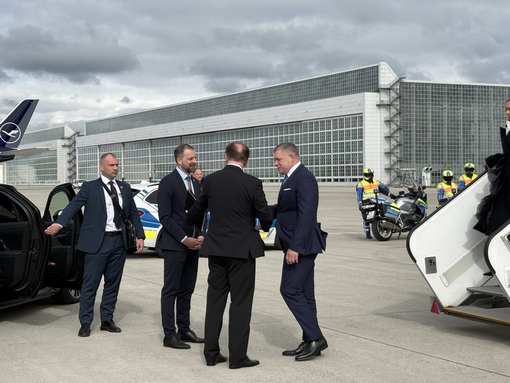 Premiér Robert Fico pricestoval do Nemecka, stretne sa s bavorským premiérom a navštívi Dachau