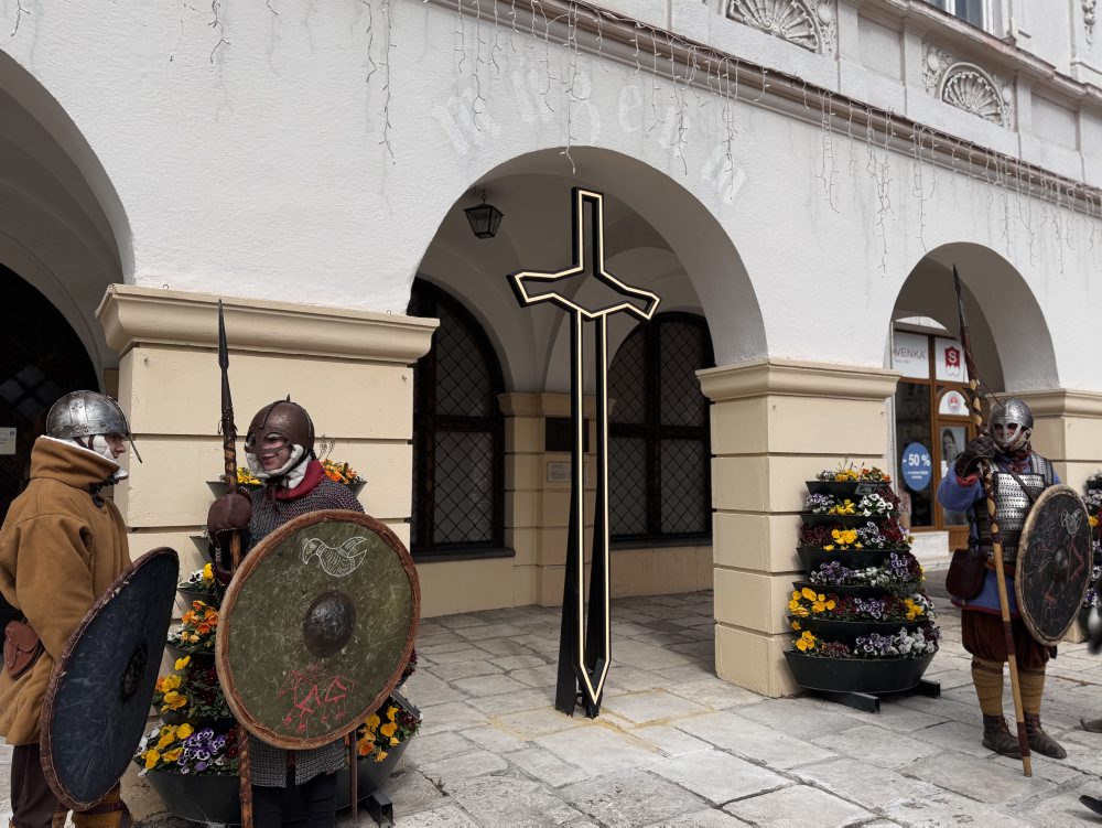 L. Mikuláš si pripomína 740. výročie svetelným mečom a interaktívnou miestnosťou
