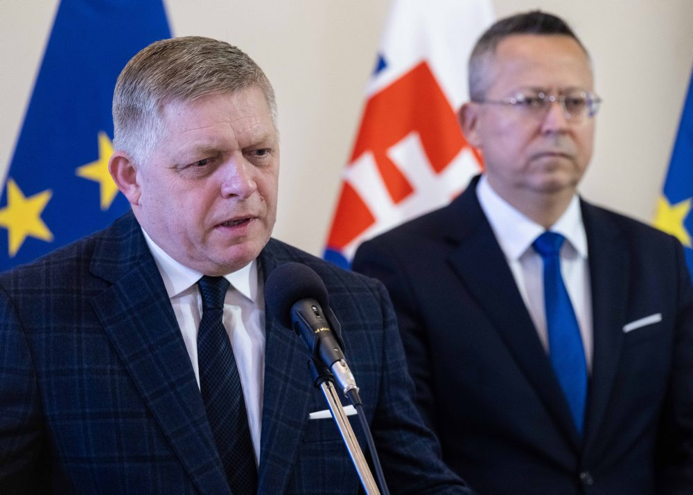Predseda vlády SR Robert Fico a minister financií SR Ladislav Kamenický počas tlačovej konferencie na Úrade vlády