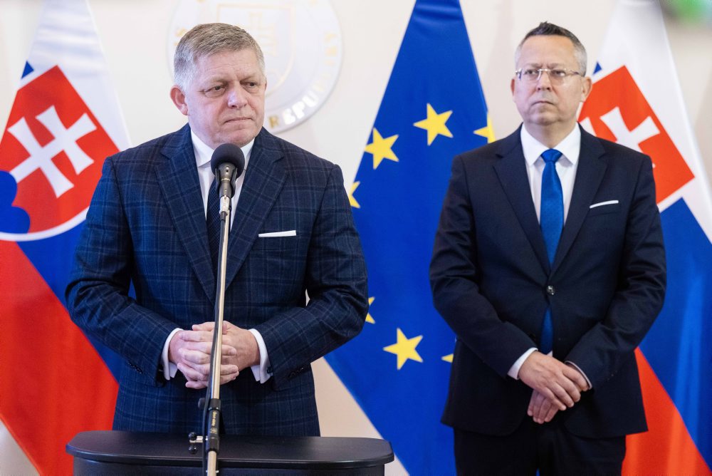 Predseda vlády SR Robert Fico a minister financií SR Ladislav Kamenický počas tlačovej konferencie na Úrade vlády