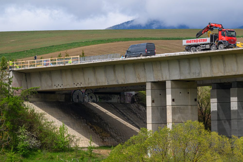 Stavebné práce na diaľničnom moste D1 Hybica pri obci Hybe