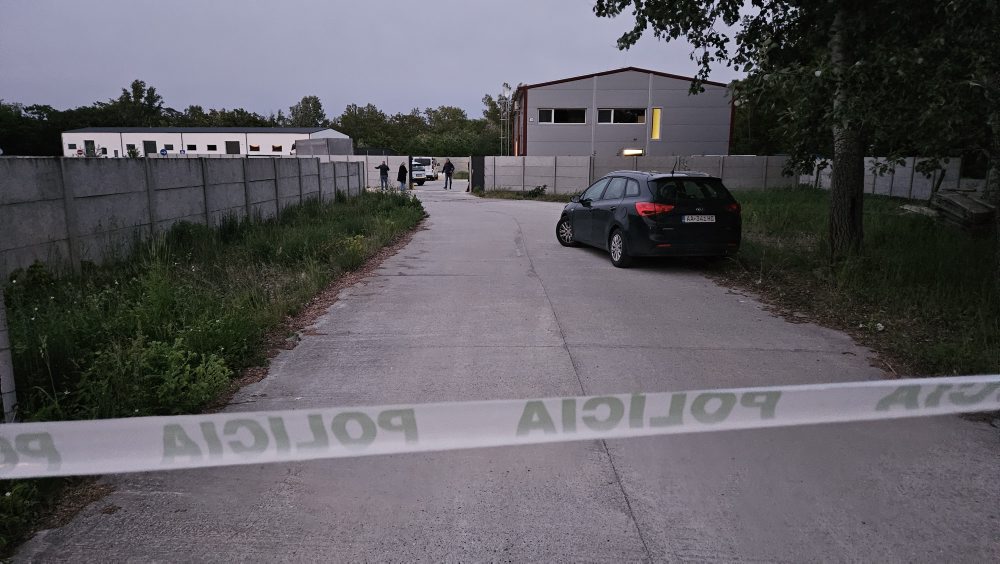 Ozbrojení a maskovaní neznámi páchatelia prepadli sklad v Komárne
