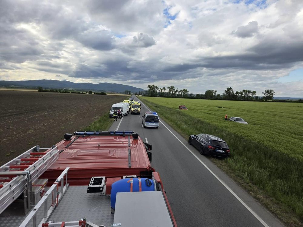 Pri Sečovciach došlo k hromadnej nehode, na mieste je viacero zranených