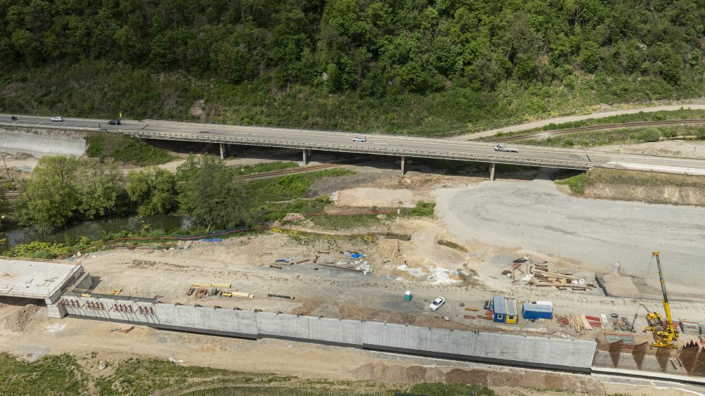 Prvá etapa výstavby cesty R1 Banská Bystrica - Slovenská Ľupča z dronu