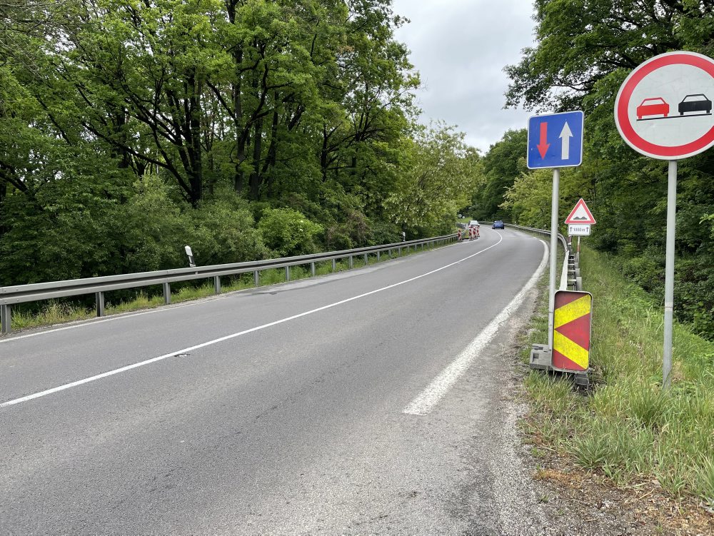 Zosuv na vozovke pri Novákoch SSC opraví, pripravuje i rekonštrukciu cesty