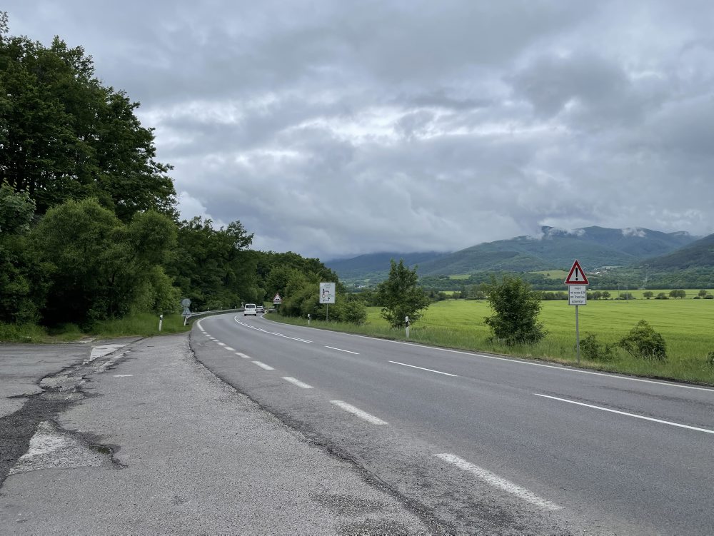 Zosuv na vozovke pri Novákoch SSC opraví, pripravuje i rekonštrukciu cesty