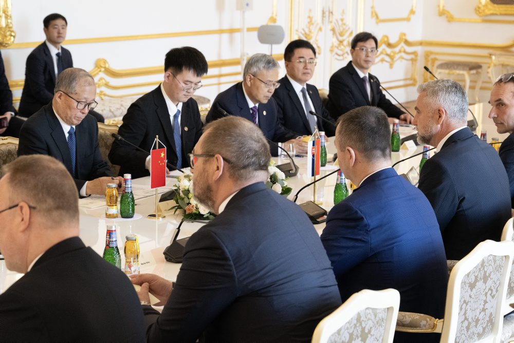 Tibor Gašpar rokoval na Bratislavskom hrade podpredsedu Národného ľudového zhromaždenia Čínskej ľudovej republiky Li Hongzhonga 