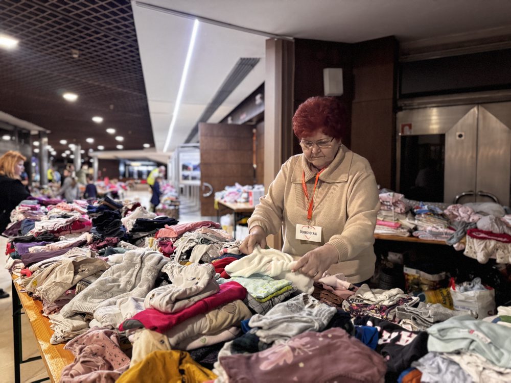 Dobrovoľníci26: V Dolnom Kubíne pomáhajú ľuďom výťažkom z burzy oblečenia i vecí
