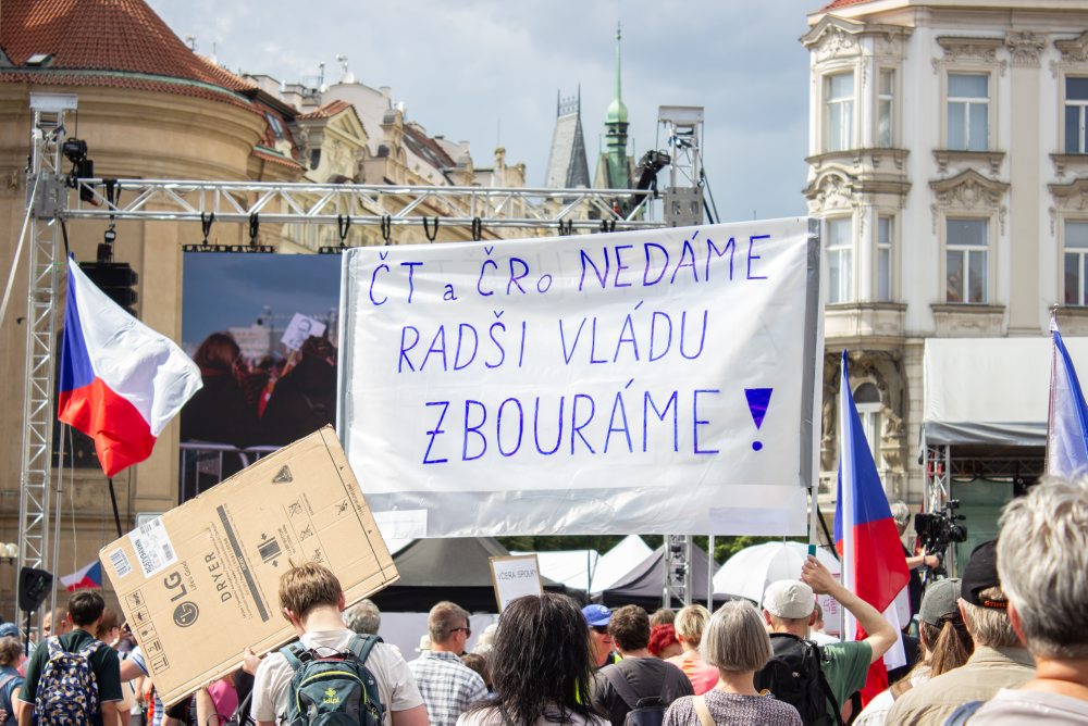 V Prahe ľudia opäť protestujú za verejnoprávne médiá, pôjdu až k úradu vlády