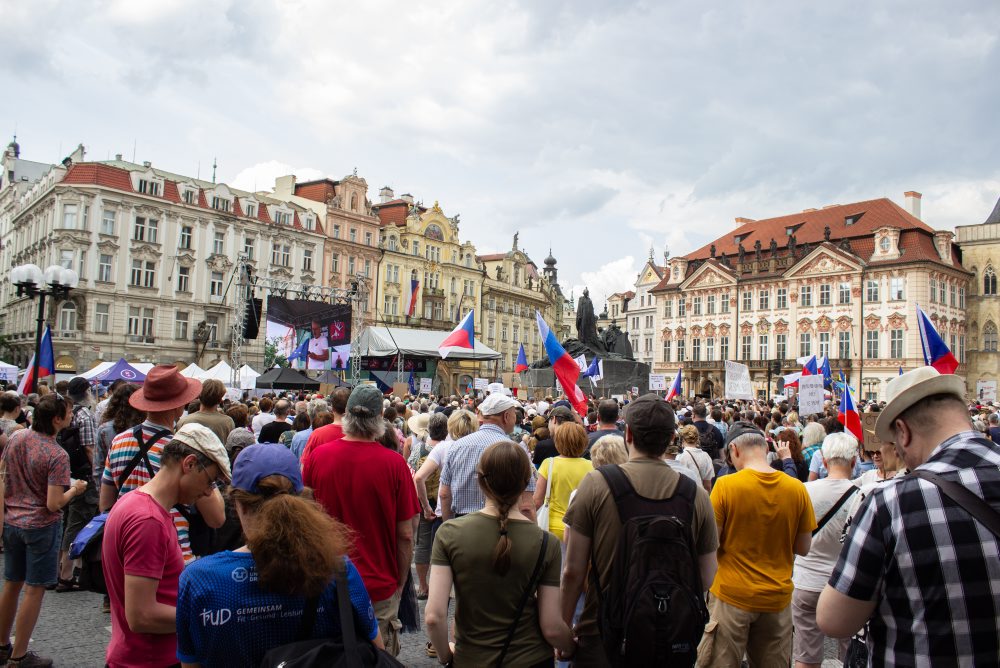 V Prahe ľudia opäť protestujú za verejnoprávne médiá, pôjdu až k úradu vlády