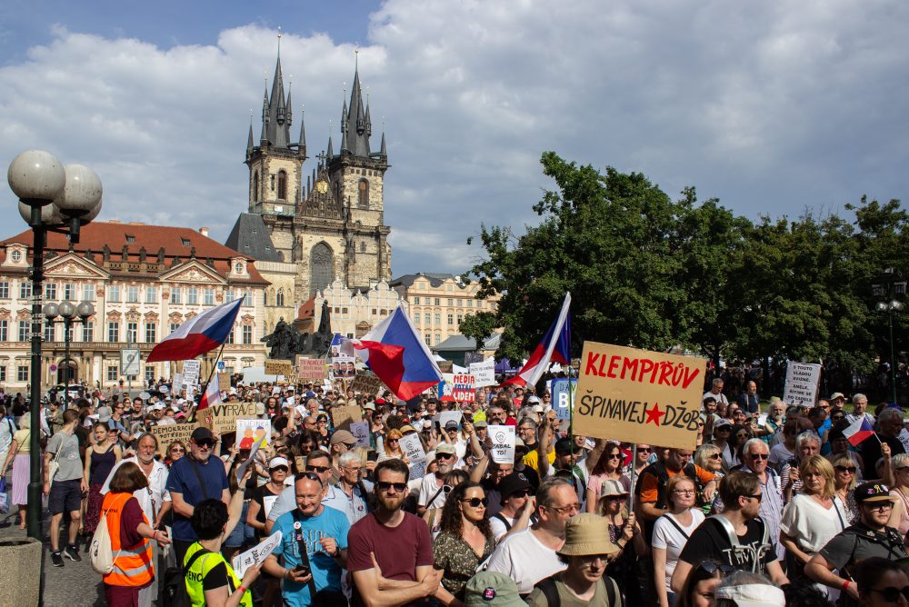 V Prahe ľudia opäť protestujú za verejnoprávne médiá, pôjdu až k úradu vlády