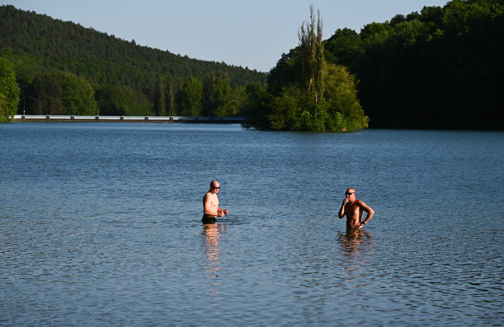 SLOVENSKO: Ľudia pri vodnej nádrži Dubník počas teplého dňa