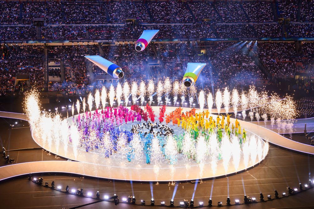 Atmosféra otváracieho ceremoniálu XXV. zimných olympijských hier Miláno-Cortina 2026 na štadióne San Siro v Miláne 