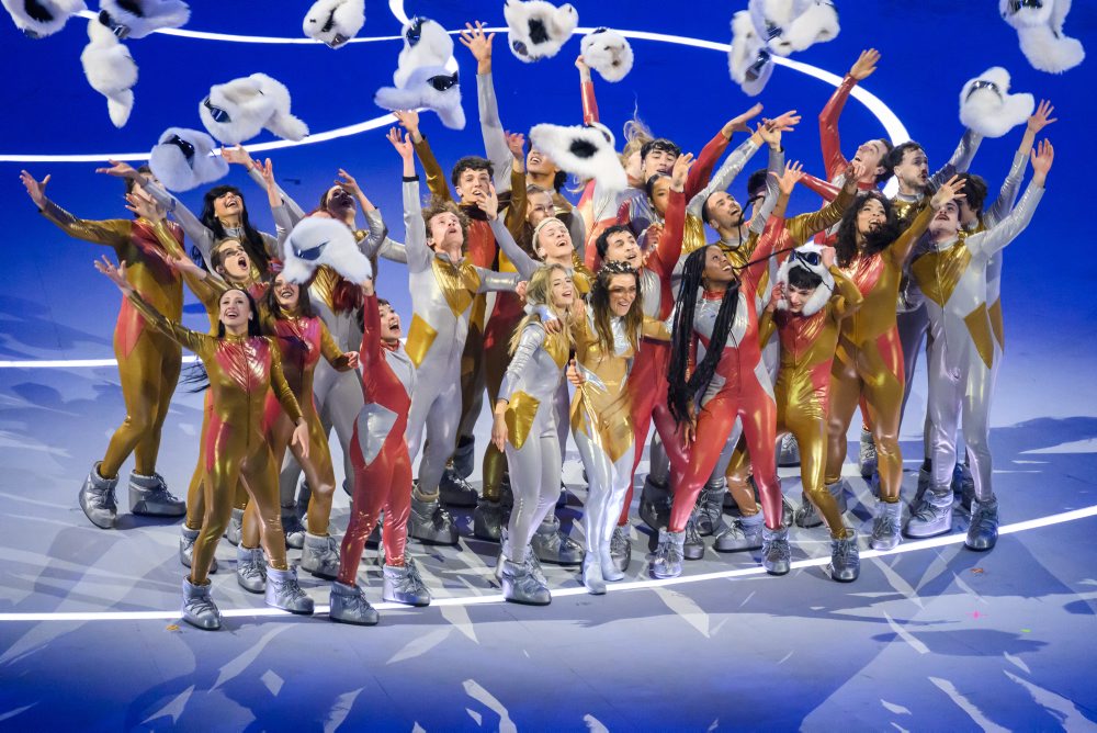 Atmosféra otváracieho ceremoniálu XXV. zimných olympijských hier Miláno-Cortina 2026 na štadióne San Siro v Miláne 