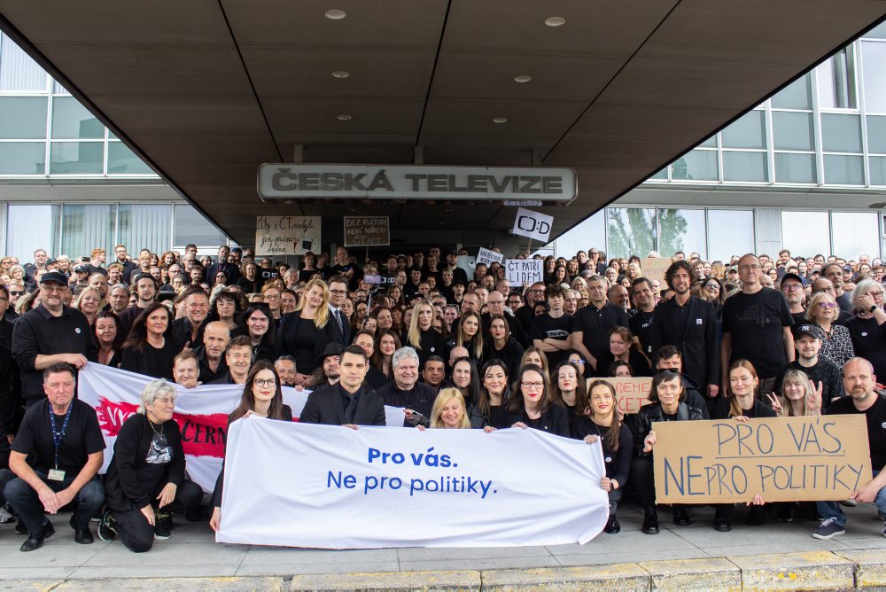 Pracovníci ČT a ČRo opäť pohrozili štrajkom, do práce prišli v čiernom