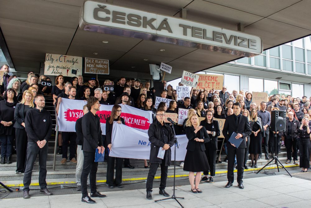 Pracovníci ČT a ČRo opäť pohrozili štrajkom, do práce prišli v čiernom