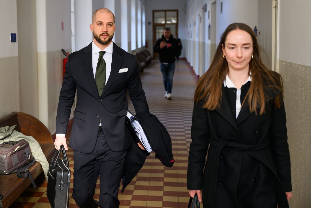 Súd rozhoduje o väzbe dvoch policajtov zadržaných pri akcii Kajúcnik