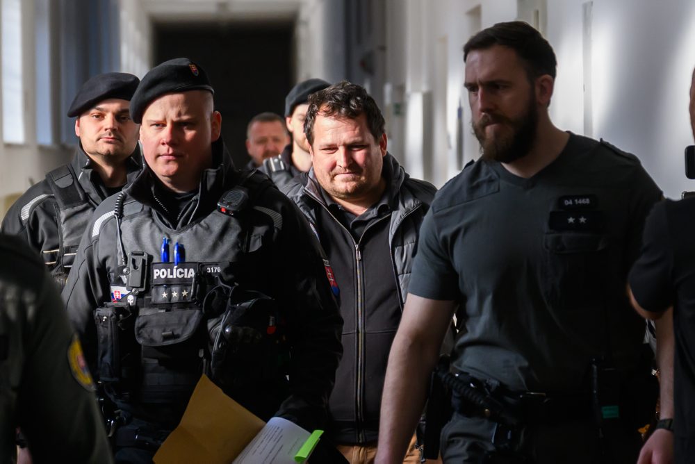 Súd rozhoduje o väzbe dvoch policajtov zadržaných pri akcii Kajúcnik