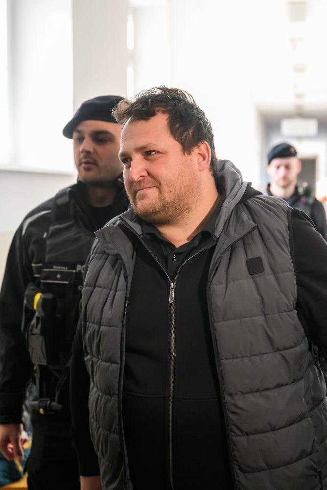 Súd rozhoduje o väzbe dvoch policajtov zadržaných pri akcii Kajúcnik