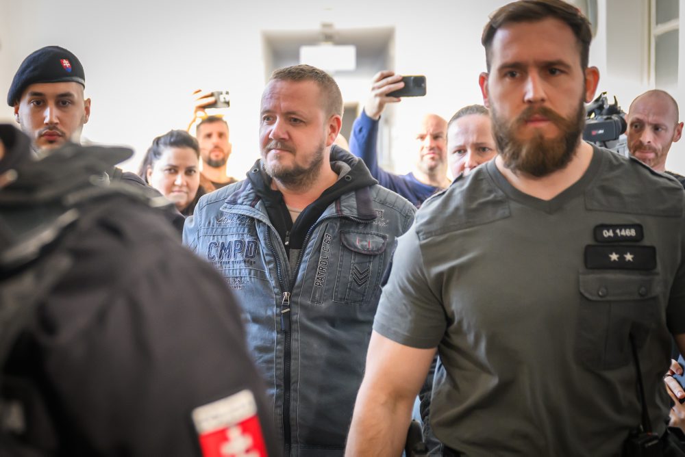 Súd rozhoduje o väzbe dvoch policajtov zadržaných pri akcii Kajúcnik