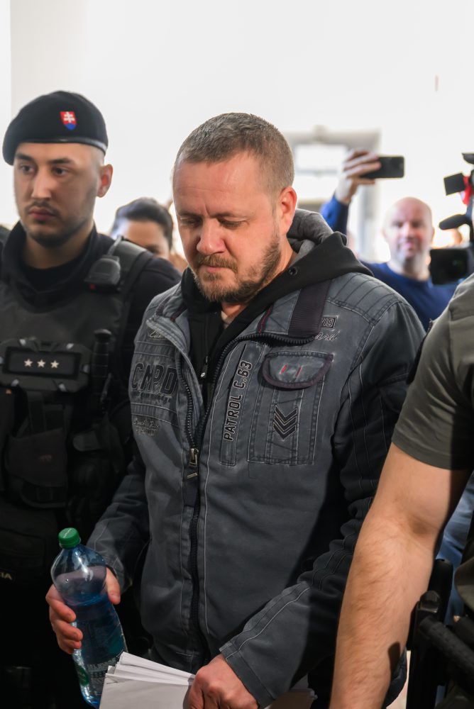 Súd rozhoduje o väzbe dvoch policajtov zadržaných pri akcii Kajúcnik