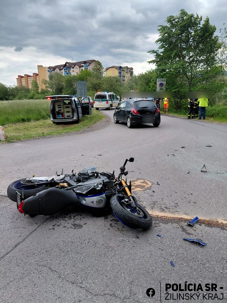 Vážna dopravná nehoda auta s motocyklom v Trstenej
