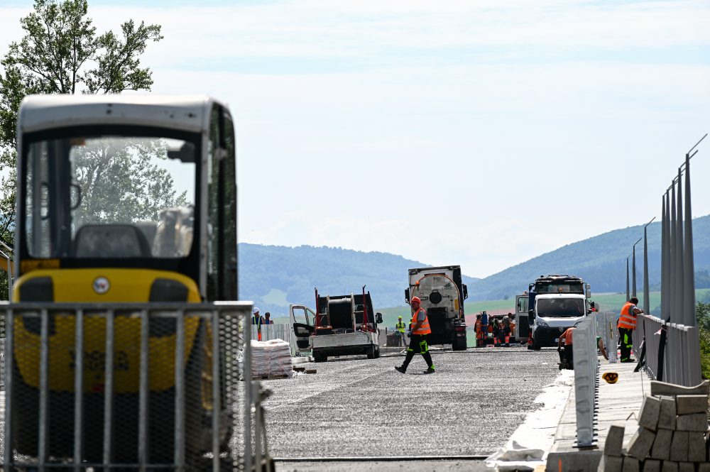 Stavebné práce na mostoch pri Veľkých Bierovciach