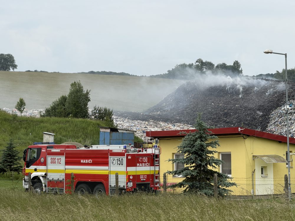 Požiar skládky odpadov v Šemetkovciach v okrese Svidník