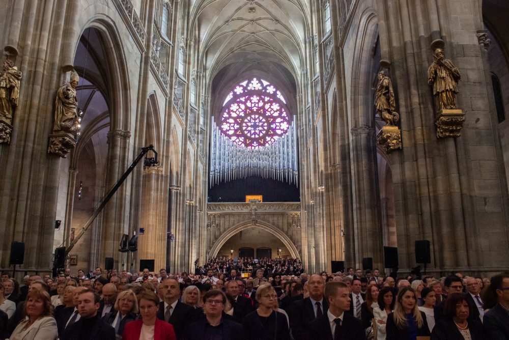 Pražská katedrála má nový organ, levitujúci vzhľad píšťal navrhol Slovák P. Olah
