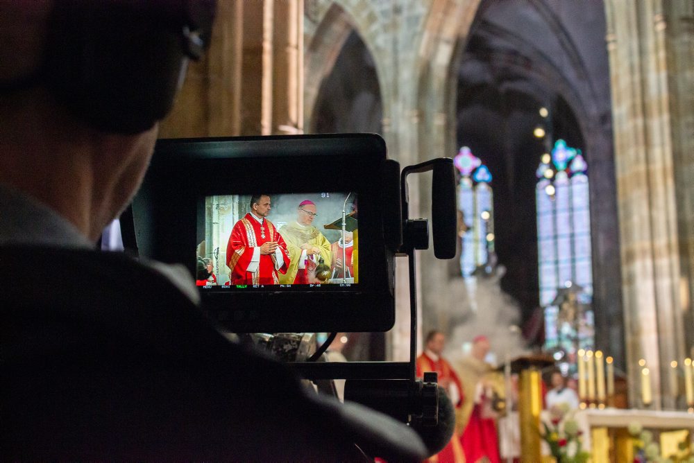 Pražská katedrála má nový organ, levitujúci vzhľad píšťal navrhol Slovák P. Olah