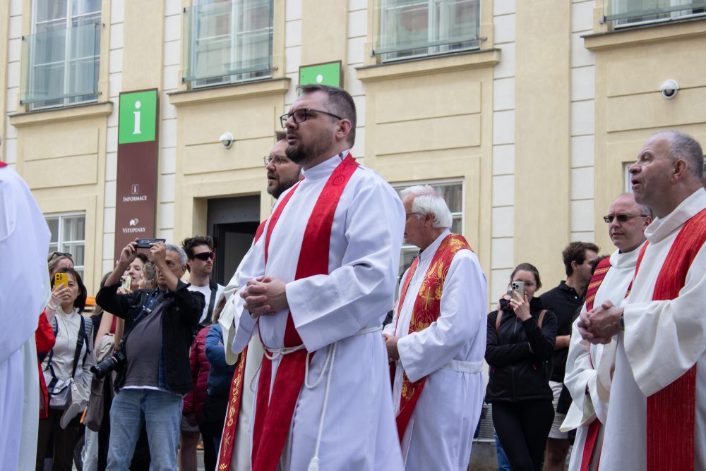 Pražská katedrála má nový organ, levitujúci vzhľad píšťal navrhol Slovák P. Olah